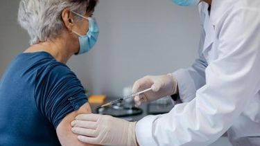 San Juan comienza a vacunar a los mayores de 70 años: mirá como anotarte