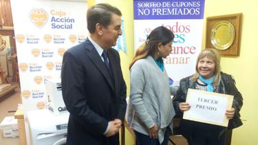 La Caja entregó más premios a apostadores y a una escuela