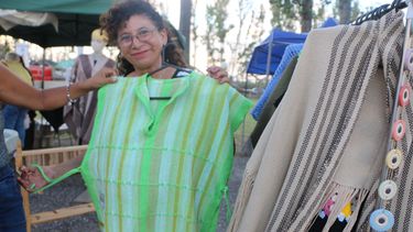 La tejedora María Inés Escudero muestra una de sus creaciones en el Festival de las Destrezas Criollas y el Folklore.