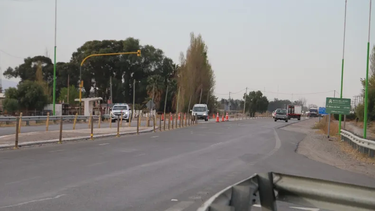 Las autoridades evaluaron que es más conveniente poner un semáforo que una rotonda en la Ruta 40 y Calle 11.&nbsp;