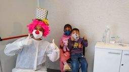 Payasalud: los mejores amigos de los chicos que se hisopan en San Juan