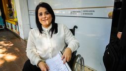 María Agustina en la puerta del Centro Judicial de Mediación, su lugar en el mundo.