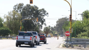 A 20 días de ser colocados, siguen sin funcionar los semáforos de Ruta 40 y Calle 11