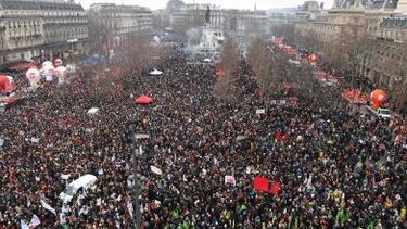 Huelgas en Francia: casi 4 millones de personas movilizadas contra un decreto de Macron