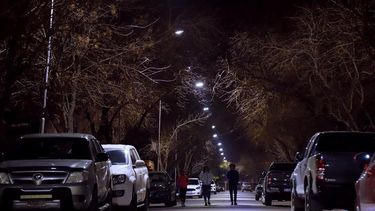 Un importante barrio capitalino estrenó iluminación en Capital