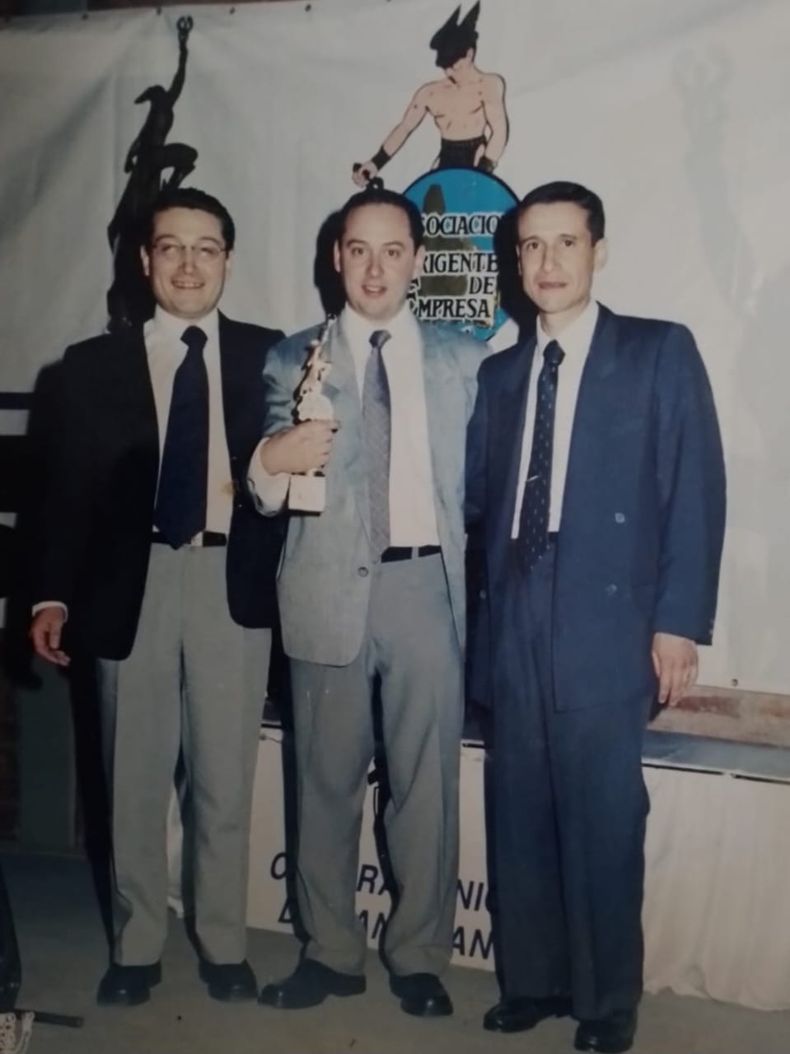 Musishop ganó el Premio Mercurio de Oro por labor en el rubro de las disquerías. En la foto se encuentra Leo junto a sus hermanos.