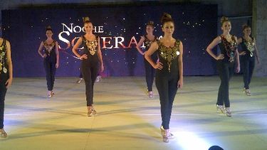 Las candidatas a Reina del Sol brillaron a puro desfile y canto