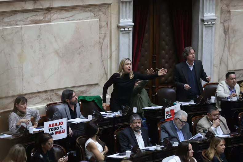 Myriam Bregman, de pie, durante el debate capítulo por capítulo de la Ley Bases (Foto: La Nación). Myriam Bregman, de pie, durante el debate capítulo por capítulo de la Ley Bases (Foto: La Nación).