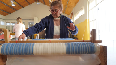 Vecinos de Pocito tejen su propia Bandera Argentina, en la previa del 20 de junio.