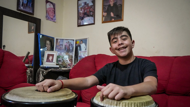 Bautista, el pequeño Caballero: tiene 13 años, toca el conguero y brilla en el escenario de Los Genios