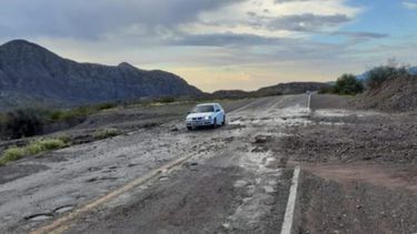 Por la tormenta, hay material de arrastre en un tramo de la Ruta 40