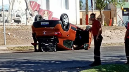 Video: impresionante vuelco de un auto frente a una capilla en Chimbas Video: impresionante vuelco de un auto frente a una capilla en Chimbas