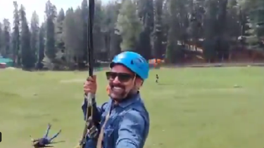 Sonriendo, sin saber, y desde una tirolesa, grabó el acto que podría terminar con una guerra entre potencias nucleares