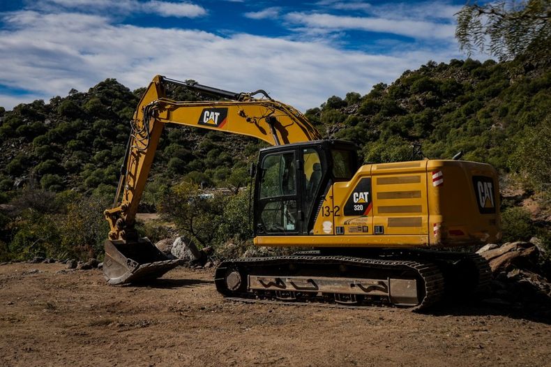 La máquina de Vialidad que llegó al portal del pueblo y emocionó a los vecinos.