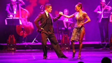 Con un show cargado de simbolismo patriótico, brilló Mora Godoy en el Bicentenario