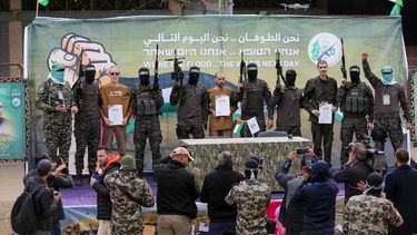 Los tres rehenes liberados, cuando fueron exhibidos por el grupo Hamas.&nbsp;