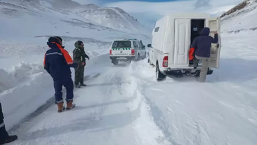 Video: rescataron a una familia que quedó atrapada en la nieve&nbsp;