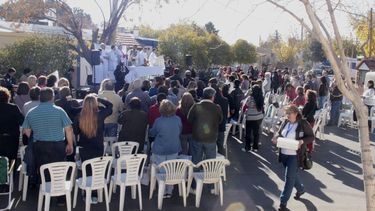 Una multitud en la misa del ex cura polémico