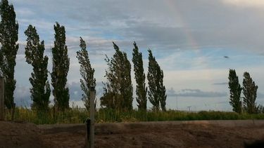 Fotografió un arcoiris sin darse cuenta del extraño objeto que había en el cielo