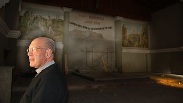 Un cura, a los tires y aflojes con unos murales de Pérez