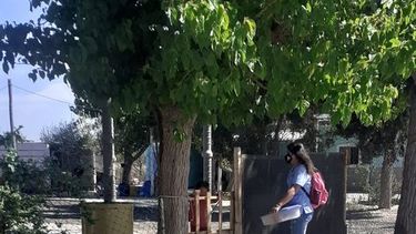 La caucetera que vende pastelitos para pagar sus estudios conmueve en las redes