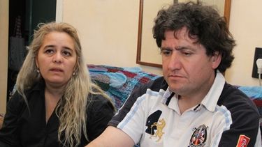 A la fuerza, sacaron de la escuela a padres de la víctima de bullying