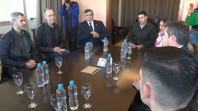 El encuentro entre Peter Horn y Orrego. Foto gentileza: Canal 8.