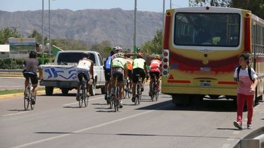 Ciclistas in fraganti: pasan en rojo y en pelotón