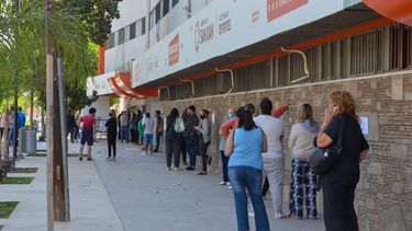 No trabaja el que no quiere: sanjuanino se ofrece para hacer la fila para hisopados