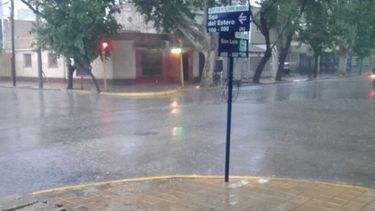 Video: una fuerte tormenta hizo madrugar a los sanjuaninos