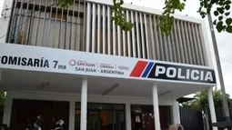 Comerciante denunció el robo de 60 pares de zapatillas, 50 prendas y más elementos en su local en Pocito Comerciante denunció el robo de 60 pares de zapatillas, 50 prendas y más elementos en su local en Pocito