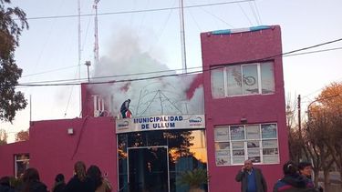 Revuelo por un incendio en el interior del edificio municipal de Ullum: evacuaron a todo el personal