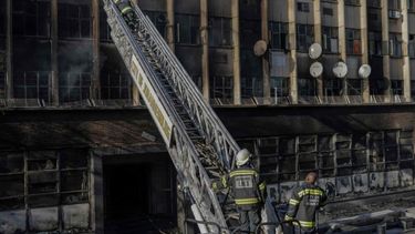 Los bomberos intentaron asegurar la zona donde se produjo el incendio en Sudáfrica.