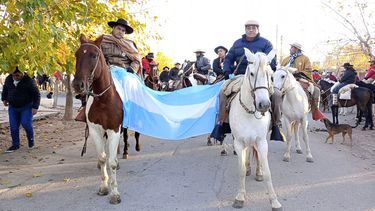 El intendente Juan Atampiz y Carlos Ruiz estuvieron al frente de la Cabalgata de la Amistad.