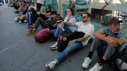 Pasajeros varados en Atocha por el apagón en España. Foto: AP