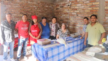 La comunidad de la Escuela Ricardo Güiraldes de Tudcum (Iglesia) juntaron fondos para la pintura vendiendo pasteles.