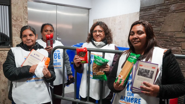 Lali llegó a San Juan con su música y con una movida solidaria que llenó de alimentos los merenderos