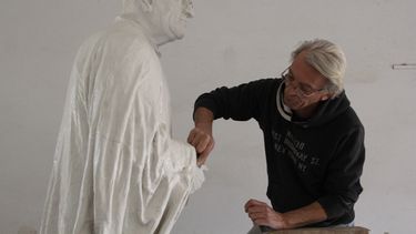 Así se trabaja en la estatua en homenaje al “cura constructor”, Ricardo Báez Laspiur