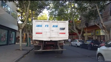 Andá pa allá, bobo: un sanjuanino plasmó la frase en su camión