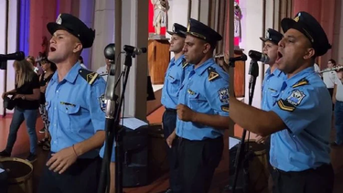 El viral del Vía Crucis en San Juan: los policantantes que emocionaron a todos