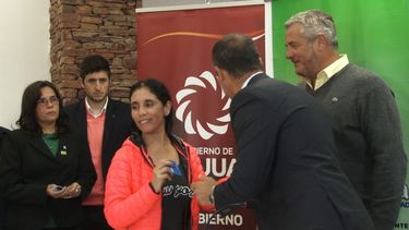 Video: entregaron 100 tarjetas SUBE a vecinos de Rivadavia