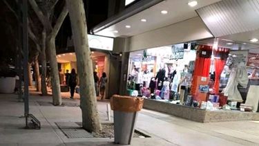 Repudio en las redes: dejó basura en la peatonal y la escracharon