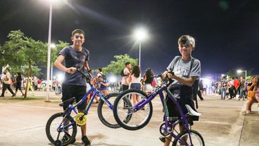 Vinieron a la Fiesta del Sol a pie y se fueron haciendo willy en bici