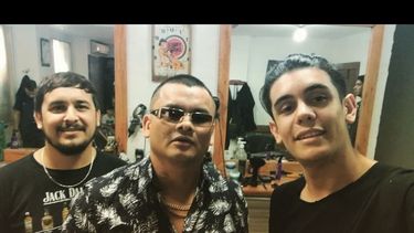 Tijeras suertudas: el chino Maidana eligió un lugar sanjua para cortarse el pelo