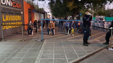 Los abuelos tuvieron sillas y una espera muy corta en un banco sanjuanino