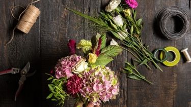 Ideas para decorar tu mesa con un arreglo floral, en 4 pasos