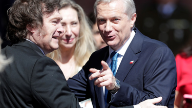 Javier Milei saluda a José Antonio Kast, quien este miércoles asumió como nuevo presidente de Chile.