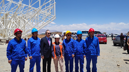 Belén Escobar (en el medio), junto al embajador de la República Popular China en la Argentina, Wang Wei y los trabajadores asiáticos.&nbsp;