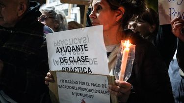 Docentes sanjuaninos reclamaron por mejores salarios con una marcha de antorchas