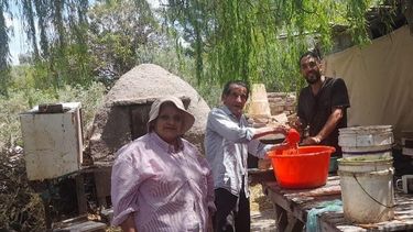 Facundo, a la derecha de la foto, junto con sus abuelos Juana Isabel y Walter Nicolás.